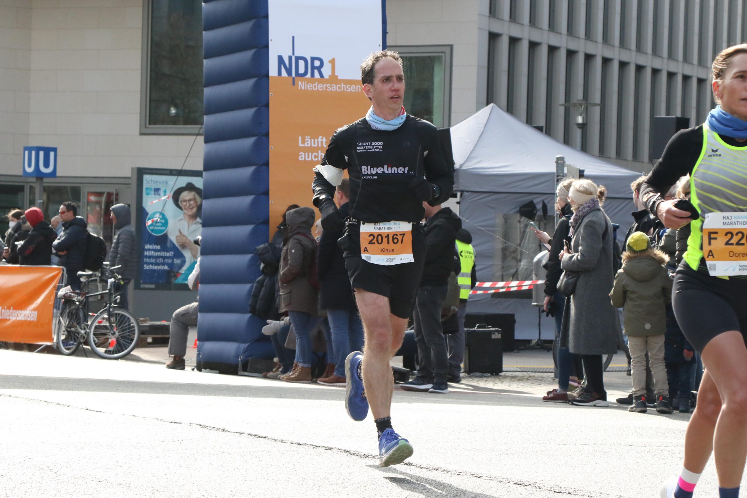Der Läufer Klaus Ahrens ist beim Hannover-Marathon vor Zuschauern in der Stadt unterwegs.
